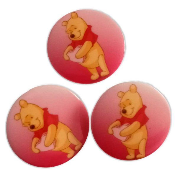 Disney – Animales – Pack de 3 Botones Decorativos – (licencia oficial) – Winnie The Pooh – Corazón – Tierno – 2,1 x 2,1 cm. – Moda The Happy Patch - Imagen 2