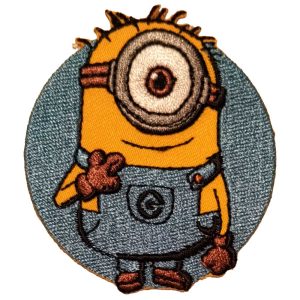 Parches Ropa Minions – Parche Bordado Ropa – (licencia oficial) – Minions – Stuart – Saludo – Humor – Graciosos – Simpáticos – Amistad – Amig@s – 5,8 x 6,5 cm. – Moda The Happy Patch