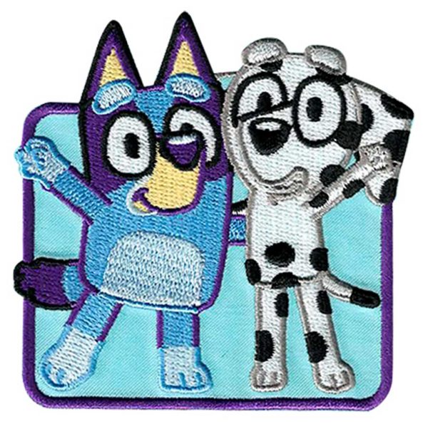 Parches Ropa Bluey – Parche Bordado Ropa – Animales – (licencia oficial) – Perrita Bluey & Dálmata Chloe – Mascota – Perro Pastor Granadero Australiano – Blue Heeler – Amig@s – Amistad – 7,5 x 7,5 cm. - Moda The Happy Patch