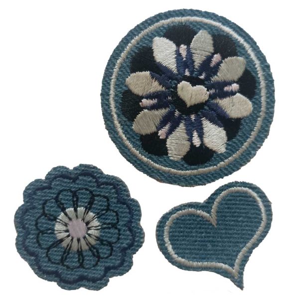 Parches Ropa Pack – (3 Parches Bordados Ropa Tejana) – Exclusivo – Motivo Decorativo – Denim – Tejido Tejano – Flores – Corazón – Love – Flowers – Hippie – Parche 4,4 x 4,4 cm. – Parche 3,3 x 3,3 cm. – Parche 3,0 x 3,0 cm. – Moda The Happy Patch