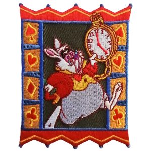 Parches Ropa Disney – Parche Bordado Ropa – (licencia oficial) – Luxury Edition – Personajes Clásicos – Alicia en el País de las Maravillas – Conejo Blanco & Reloj – Llego Tarde – Animales – Magia – Fantasía – Cuentos – 7,5 x 9,8 cm. – Moda The Happy Patch