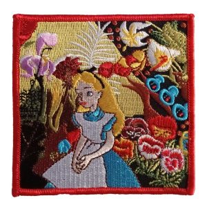 Parches Ropa Disney – Parche Bordado Ropa – (licencia oficial) – Luxury Edition – Personajes Clásicos – Alicia en el País de las Maravillas – Alicia en el Jardín – Magia – Fantasía – Cuentos – 9,0 x 9,0 cm. – Moda The Happy Patch