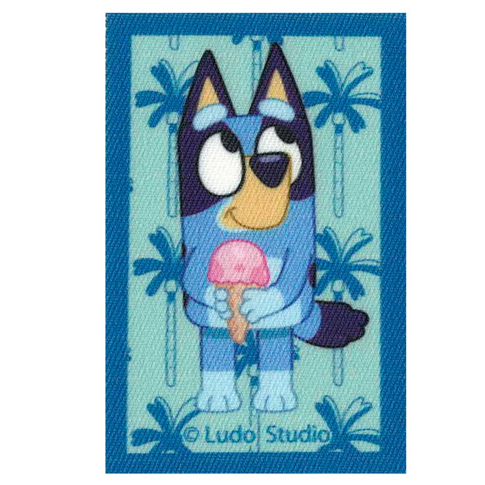 Parches Ropa Bluey – Parche Impreso Ropa – Animales – (licencia oficial) – Perrita Bluey & Verano Helado – Mascota – Perro Pastor Granadero Australiano – Blue Heeler – 5,0 x 7,6 cm. - Moda The Happy Patch