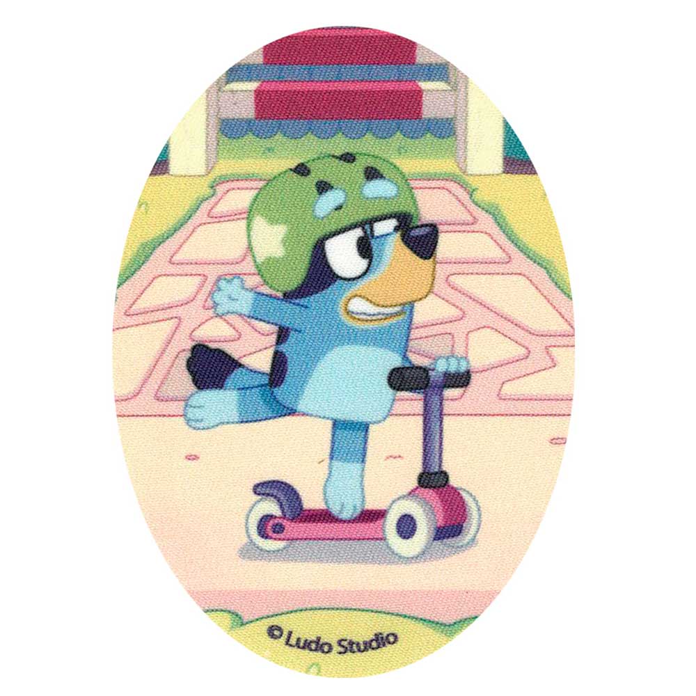 Parches Ropa Bluey – Parche Impreso Ropa – Animales – (licencia oficial) – Perrita Bluey en Patinete – Mascota – Perro Pastor Granadero Australiano – Blue Heeler – 11,0 x 8,0 cm. - Moda The Happy Patch
