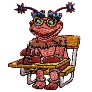 Parches Ropa Los Lunnis – Parche Bordado Ropa – (licencia oficial) – Lunnis – Lupita & Escuela – Sentada – Alienígenas – Estudiar – Escribir – Colegio – Infantil – 5,0 x 6,4 cm. – Moda The Happy Patch