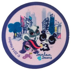 Parches Ropa Littlest Pet Shop – Parche Impreso Ropa – Animales – (licencia oficial) – Littlest Pet Shop – Perro & Oso Panda & Mofeta – Perrita Zoe Trent & Pepper Clark & Penny Ling – Mascotas – Tiernos – 6,3 x 6,3 cm. – Moda The Happy Patch