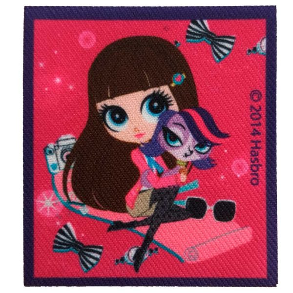Parches Ropa Littlest Pet Shop – Parche Impreso Ropa – Animales – (licencia oficial) – Littlest Pet Shop – Tendencias – Estilo Chic – Niñas – Chicas – Perro – Perrita Zoe Trent & Blythe Baxter – Mascotas – Tiernos – 5,7 x 6,2 cm. – Moda The Happy Patch